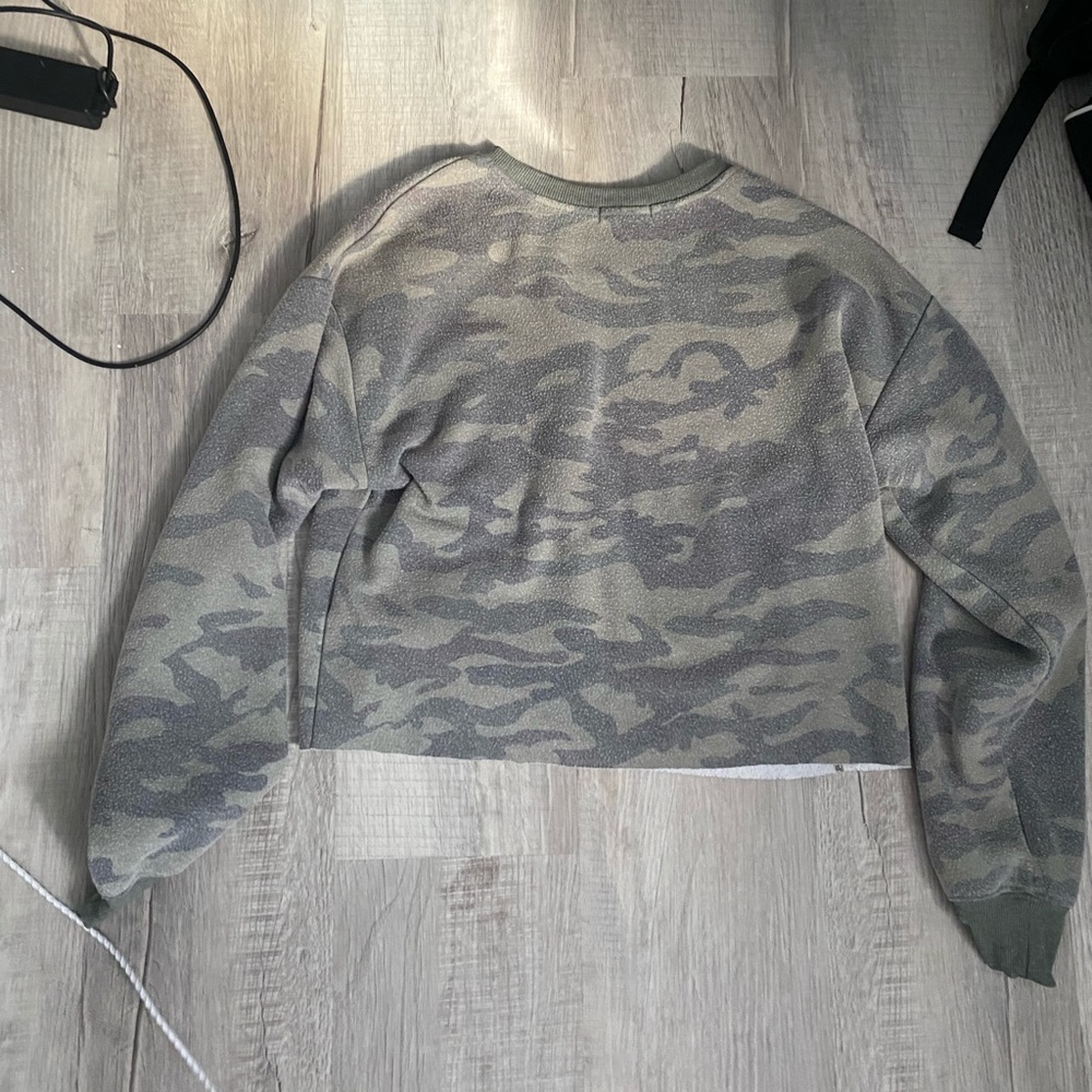 Cropped crewneck